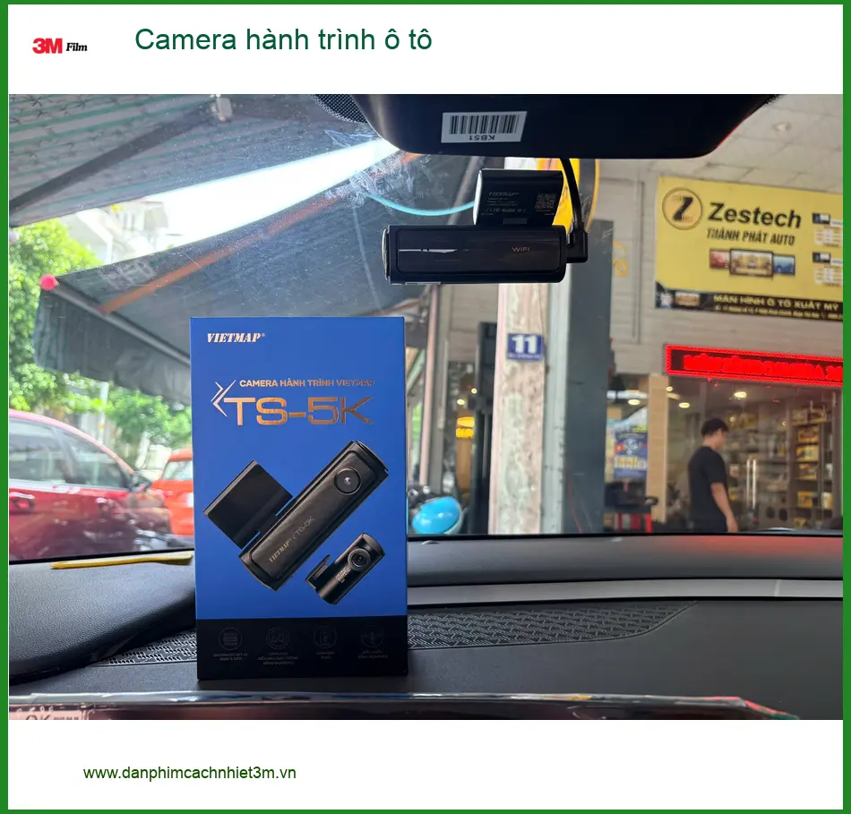 Chú Vĩnh lắp camera hành trình ô tô cho Honda CR-V tại Quận 5 để an tâm lái xe