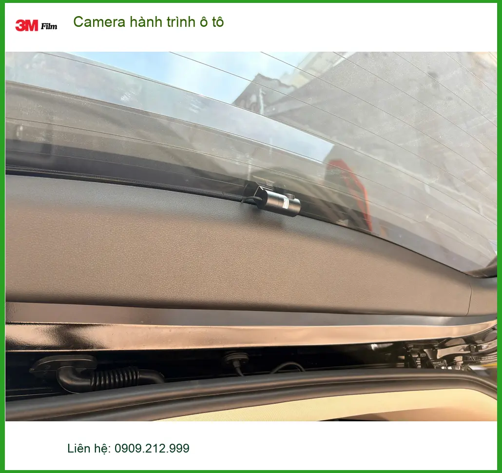 Chị Minh lắp Camera hành trình ô tô Mazda 3 ở Quận Tân Bình để ghi lại hành trình