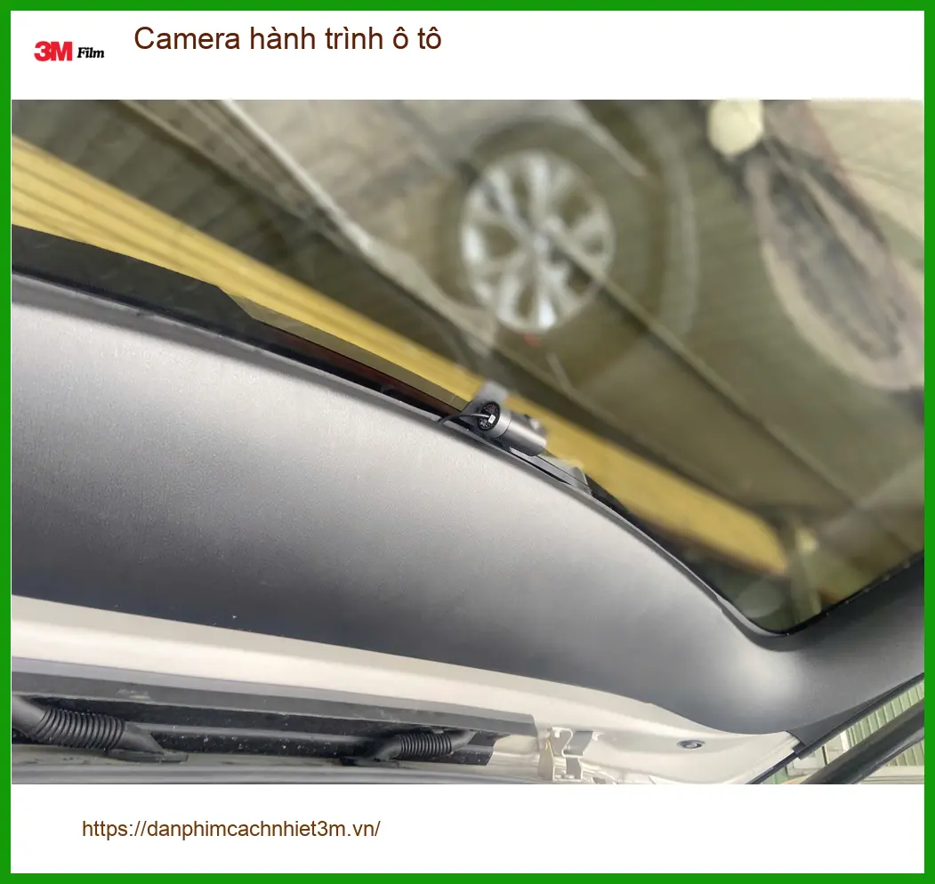 Cô Lan Anh lắp camera hành trình ô tô cho Hyundai Accent ở Quận 11
