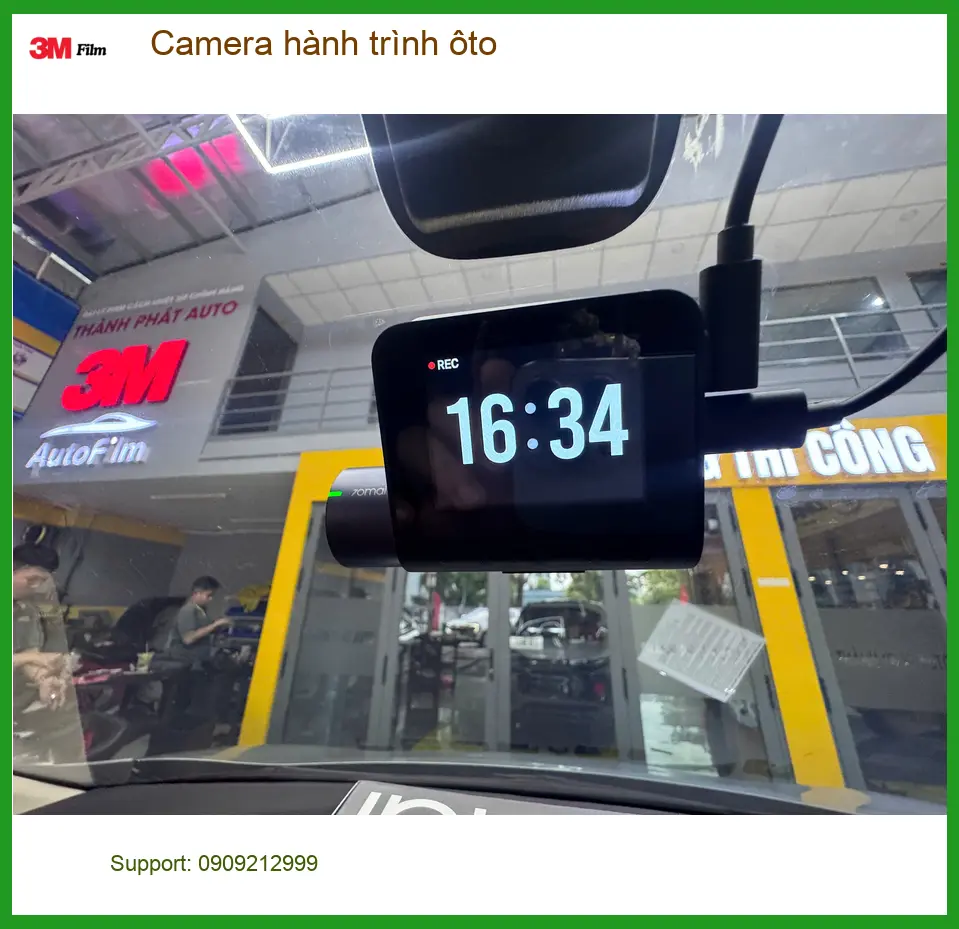 Chị Thảo lắp camera hành trình ô tô Hyundai Accent tại Quận 1 để ghi lại hành trình an toàn