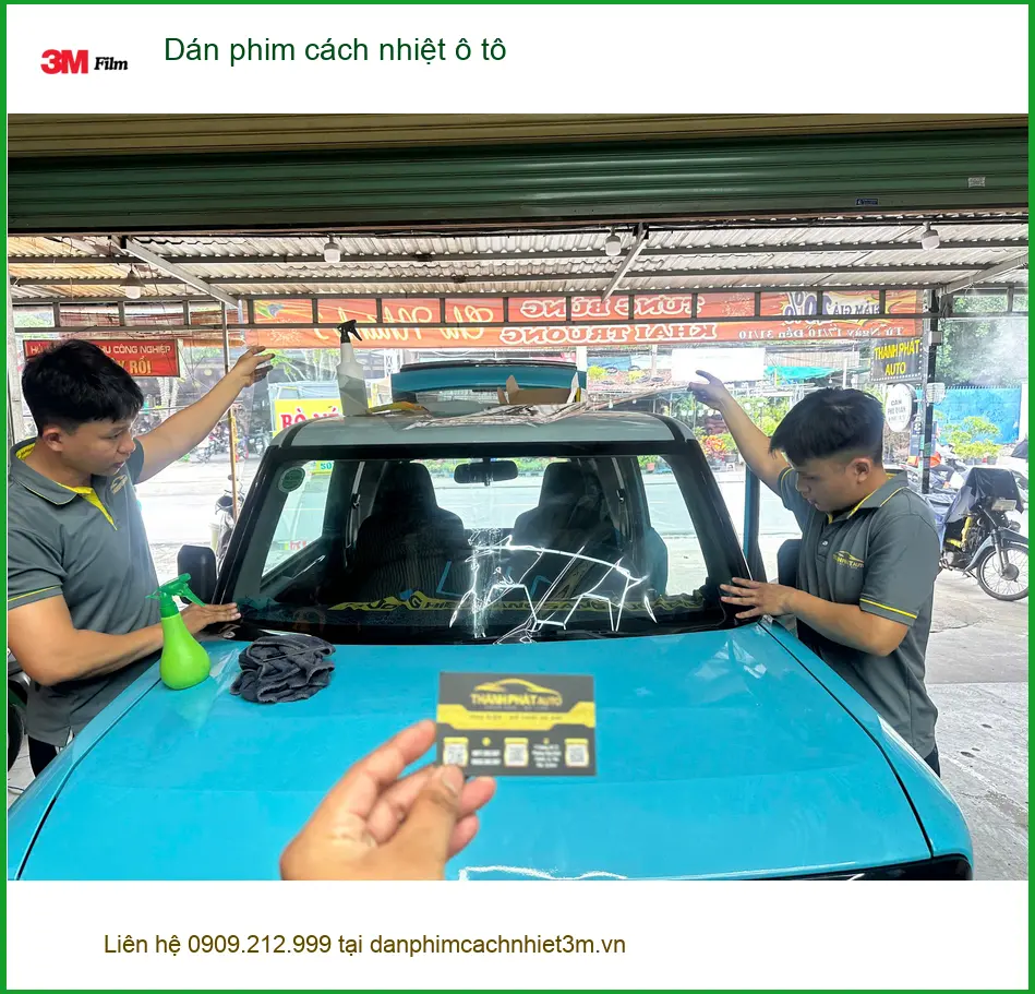 Chị Thoa dán phim cách nhiệt ô tô cho Toyota Vios tại Quận 9 để giảm nóng mùa hè oi bức
