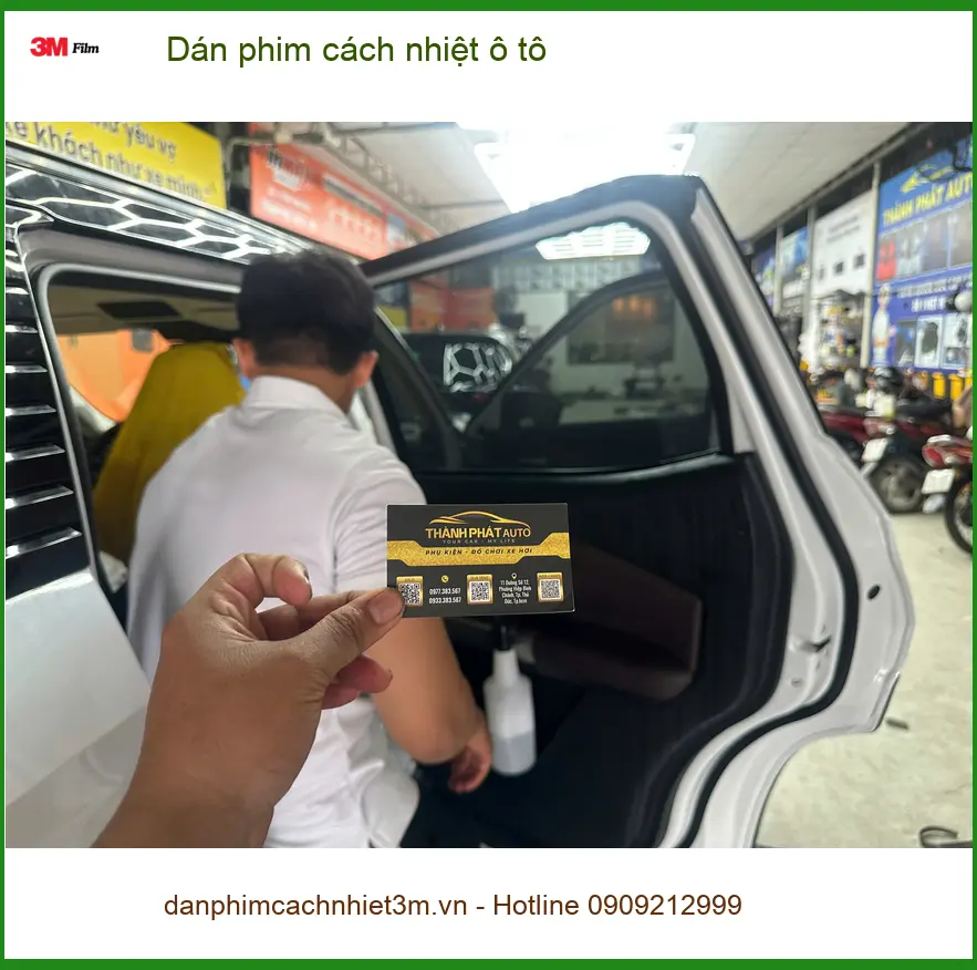 Anh Kiên dán phim cách nhiệt ô tô Hyundai Creta tại Quận 12 để chống nóng hiệu quả