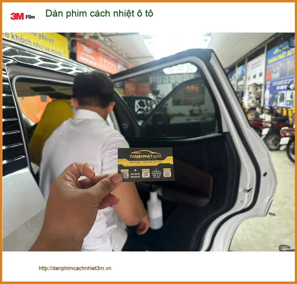 Bác Cường dán phim cách nhiệt ô tô Toyota Veloz tại Thủ Đức vì nắng gắt quá
