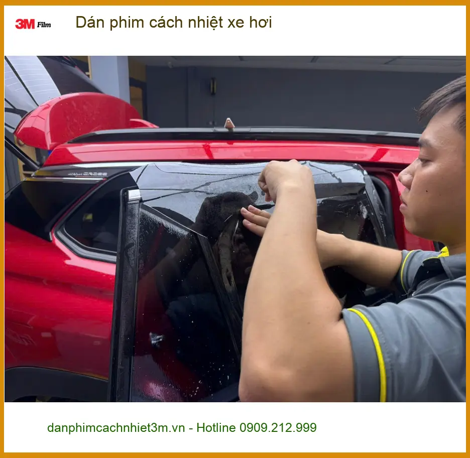 Chị Thảo dán phim cách nhiệt xe hơi Hyundai Accent trước mùa nắng nóng ở Quận 7