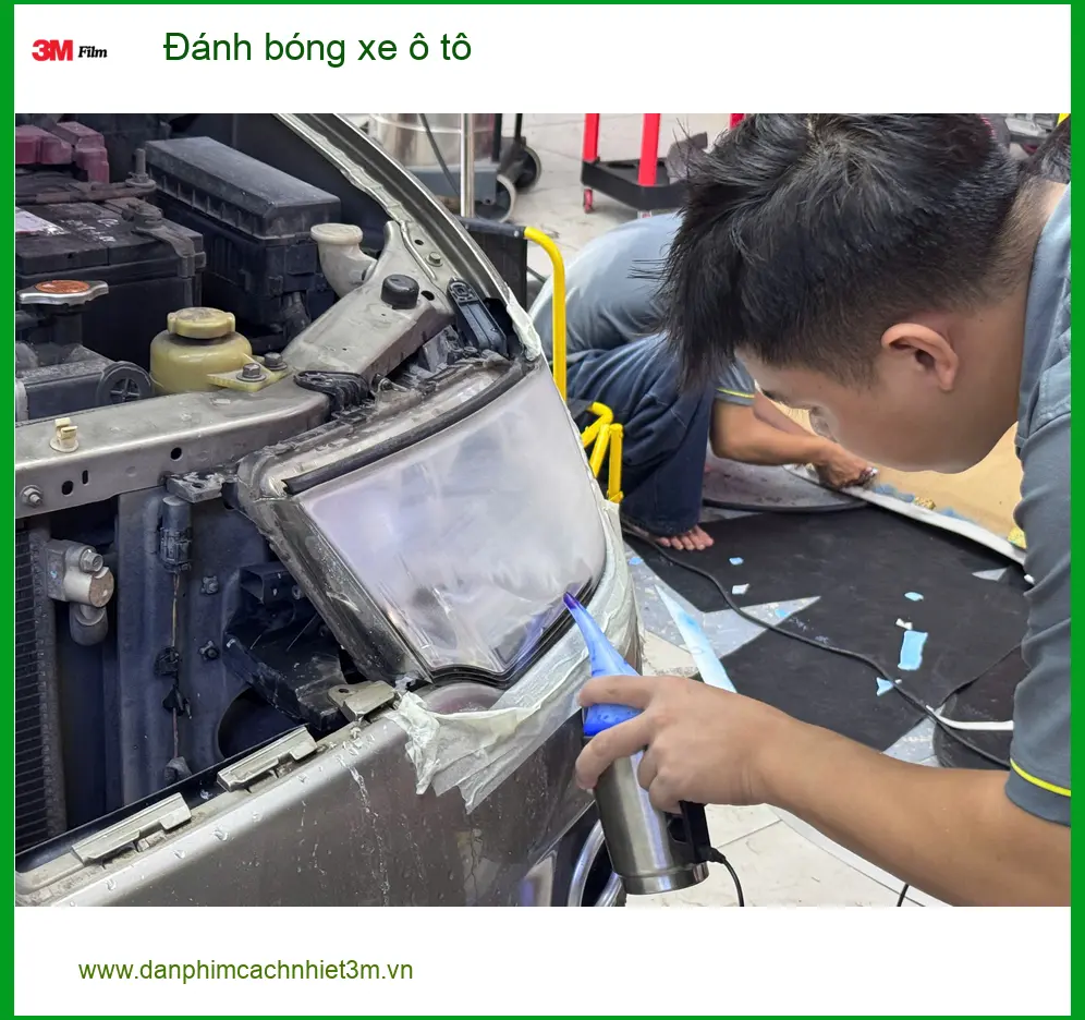 Anh Quang đánh bóng xe Hyundai Accent tại Thủ Đức để lấy lại vẻ sáng bóng như mới