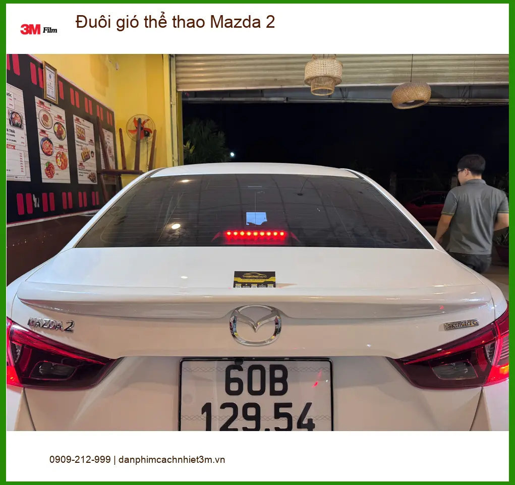 Anh Vĩnh lắp đuôi gió thể thao Mazda 2 tại Quận 3 để xe thêm phần cá tính