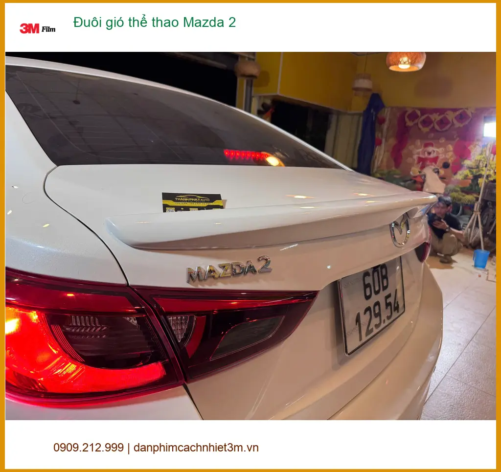 Anh Vĩnh lắp đuôi gió thể thao Mazda 2 tại Quận 3 để xe thêm phần cá tính ảnh thực tế 2