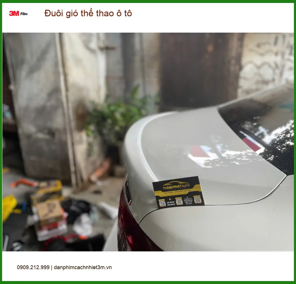 Anh Quang lắp đuôi gió thể thao cho Kia Carnival ở Quận 9