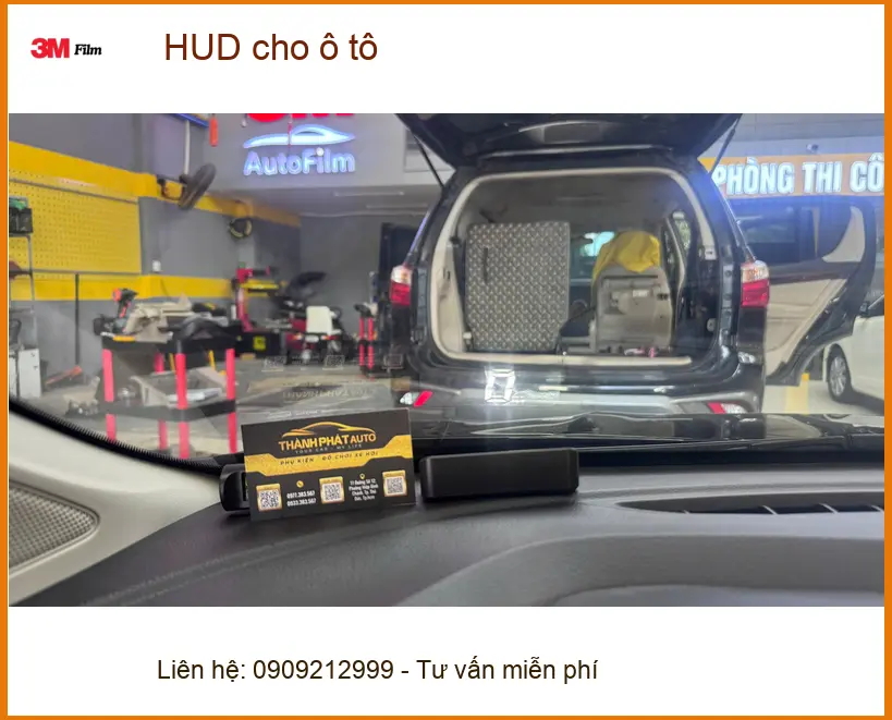 Chị Hằng lắp HUD cho ô tô Mazda 3 tại Quận 3 để theo dõi tốc độ an toàn hơn