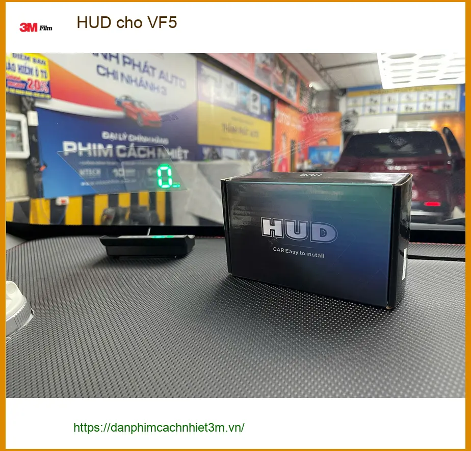 Anh Minh lắp HUD cho VinFast VF5 tại Quận 2 để tiện theo dõi thông tin lái