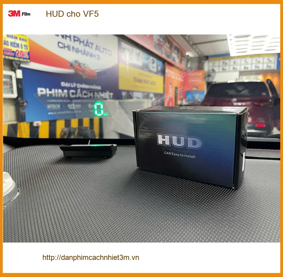 Anh Minh lắp HUD cho VF5 tại Quận Phú Nhuận để lái xe an toàn hơn