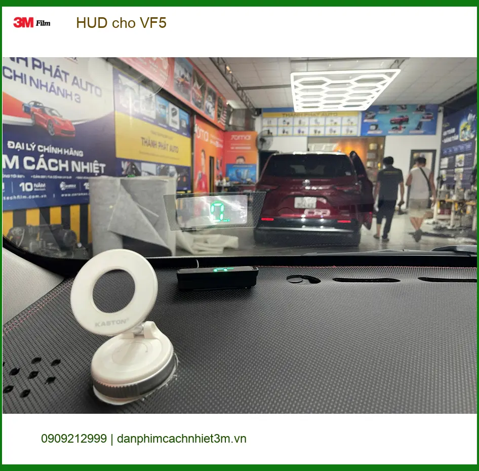 Anh Minh lắp HUD cho VF5 tại Quận Phú Nhuận để lái xe an toàn hơn ảnh thực tế 4
