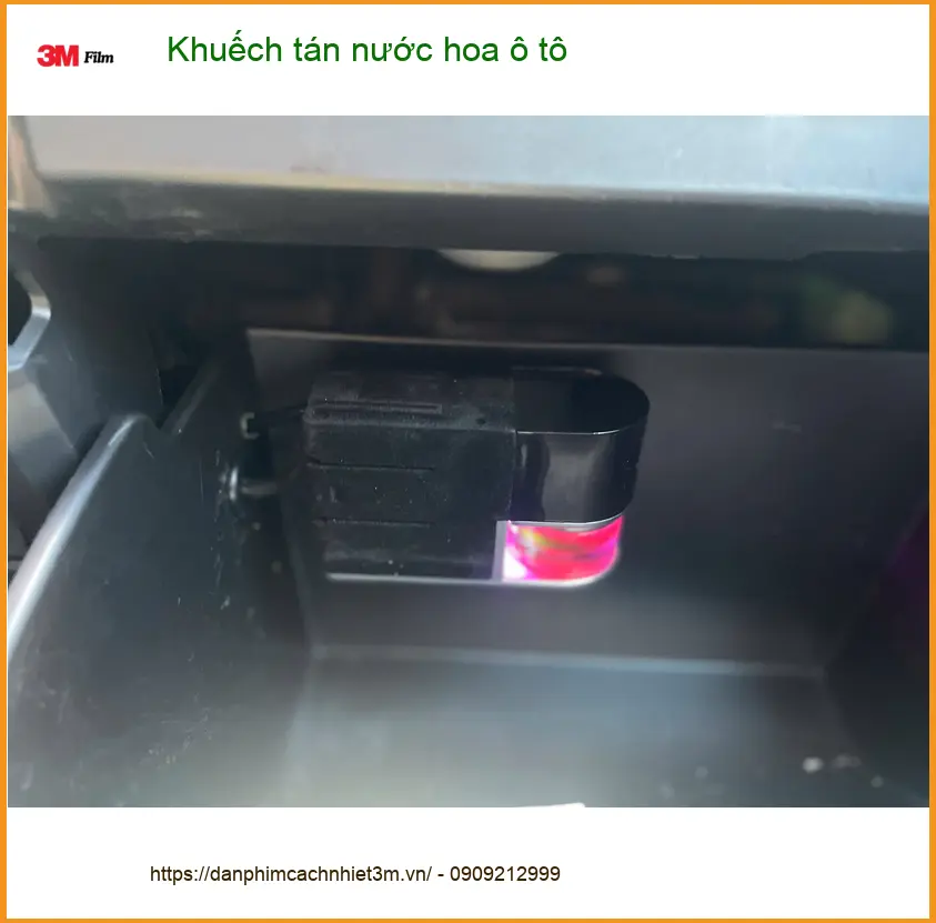 Chị Phương gắn khuếch tán nước hoa ô tô cho Honda HR-V ở Quận Tân Phú