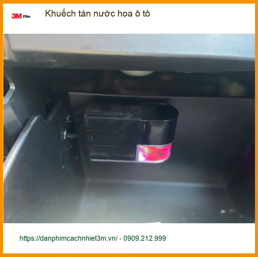Anh Việt lắp khuếch tán nước hoa ô tô Honda HR-V tại Quận 10 để xe luôn thơm mát