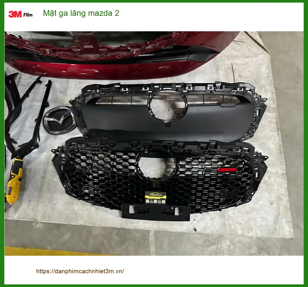 Anh Tùng lắp Mặt ga lăng Mazda 2 tại Quận 7 để xe trông sang hơn ảnh thực tế 3