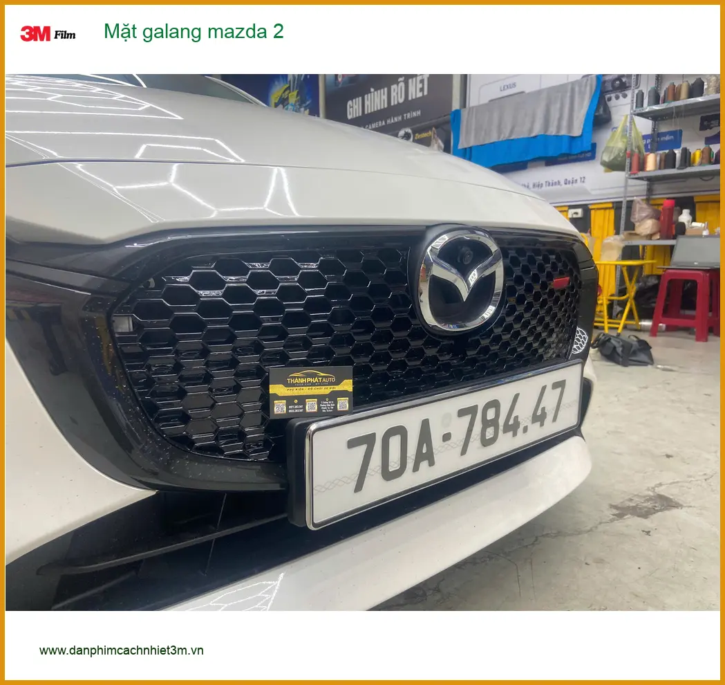 Anh Kiên độ mặt galang Mazda 2 tại Quận 1 để làm mới diện mạo xe
