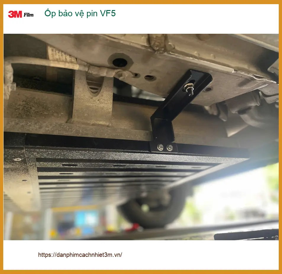 Anh Lê Tuấn lắp ốp bảo vệ pin VinFast VF5 tại Quận 12 để tăng tuổi thọ pin