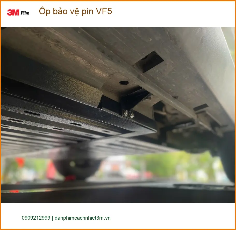 Anh Lê Tuấn lắp ốp bảo vệ pin VinFast VF5 tại Quận 12 để tăng tuổi thọ pin ảnh thực tế 2