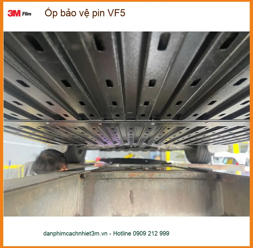 Anh Tấn lắp ốp bảo vệ pin VF5 tại Quận Bình Thạnh, đảm bảo an toàn cho xe