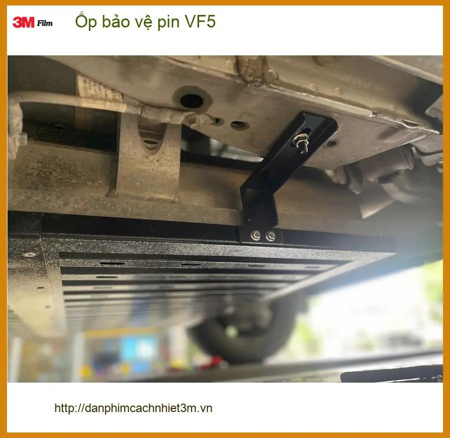 Anh Tấn lắp ốp bảo vệ pin VF5 tại Quận Bình Thạnh, đảm bảo an toàn cho xe ảnh thực tế 2