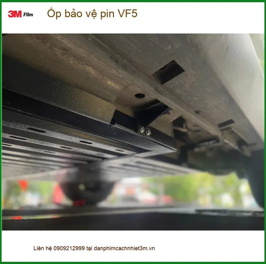 Anh Tấn lắp ốp bảo vệ pin VF5 tại Quận Bình Thạnh, đảm bảo an toàn cho xe ảnh thực tế 3