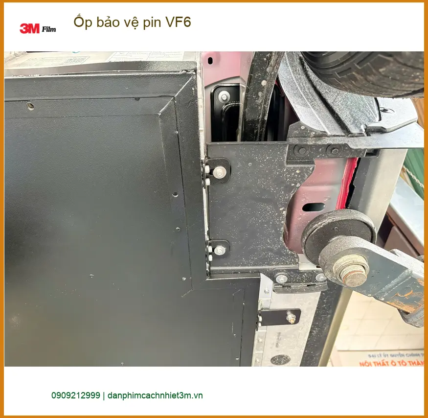 Anh Minh lắp ốp bảo vệ pin VinFast VF6 tại Quận Tân Phú để chống va đập, tăng tuổi thọ