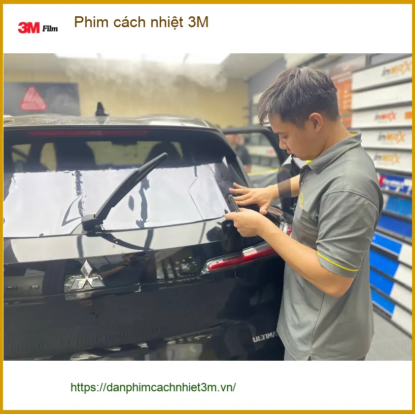 Chú Tấn dán phim cách nhiệt 3M cho Mazda 3 tại Quận Cần Giờ chống nắng nóng