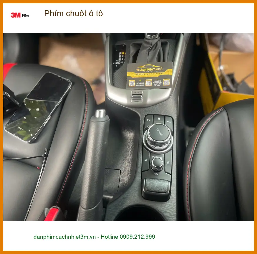 Chú Minh lắp phím chuột ô tô cho Honda CRV tại Quận 3 để thao tác màn hình thuận tiện