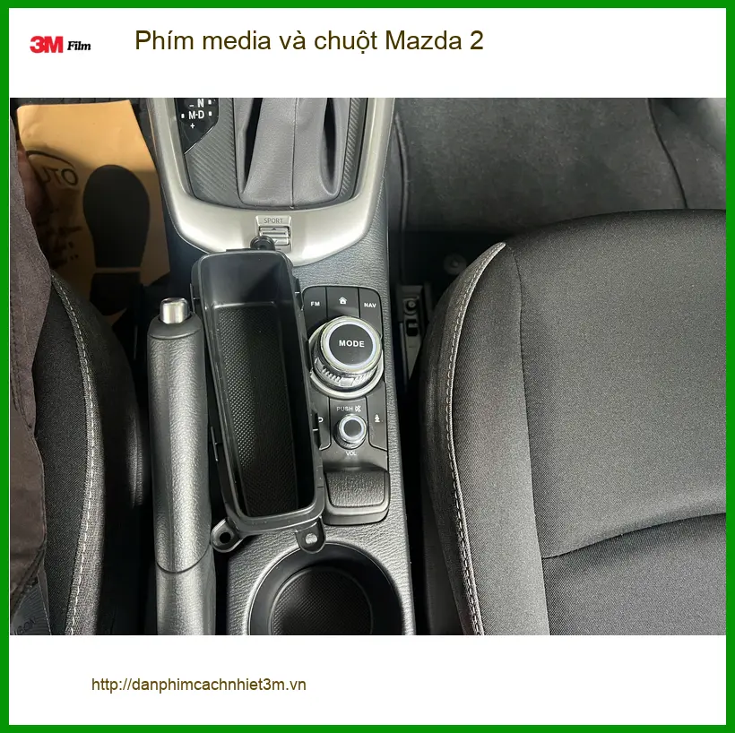 Anh Duy lắp phím media và chuột Mazda 2 Quận Phú Nhuận để tiện thao tác