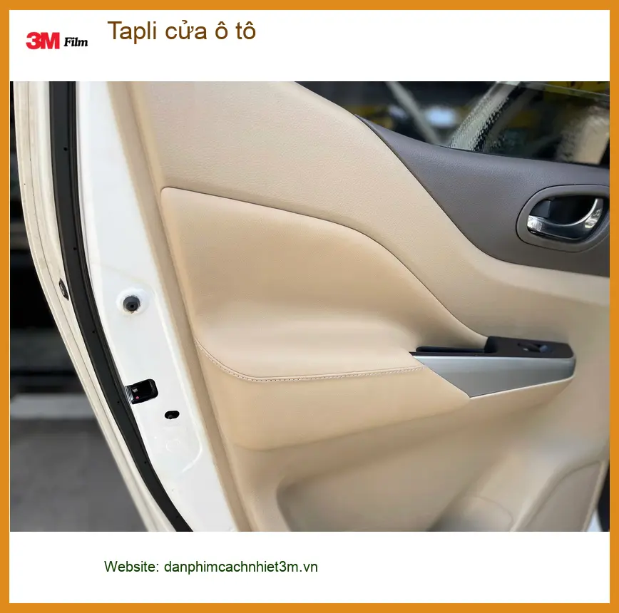 Anh Khang thay tapli cửa ô tô Kia K3 tại Hóc Môn vì tapli cũ bị trầy xước