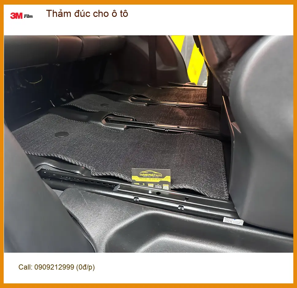 Anh Tùng lắp thảm đúc cho Hyundai Santa Fe tại Quận 2 vì thảm cũ bám bụi khó vệ sinh