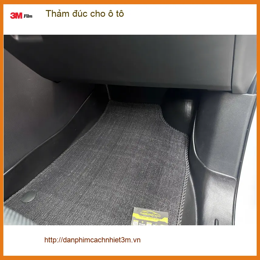 Anh Tùng lắp thảm đúc cho Hyundai Santa Fe tại Quận 2 vì thảm cũ bám bụi khó vệ sinh ảnh thực tế 2