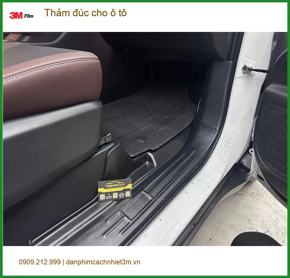 Chị Lan Anh lắp thảm đúc cho ô tô Hyundai Accent tại Quận 12 để xe luôn sạch đẹp