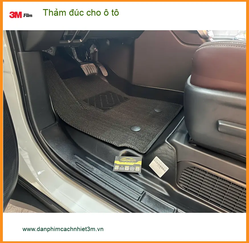 Chị Lan Anh lắp thảm đúc cho ô tô Hyundai Accent tại Quận 12 để xe luôn sạch đẹp ảnh thực tế 3