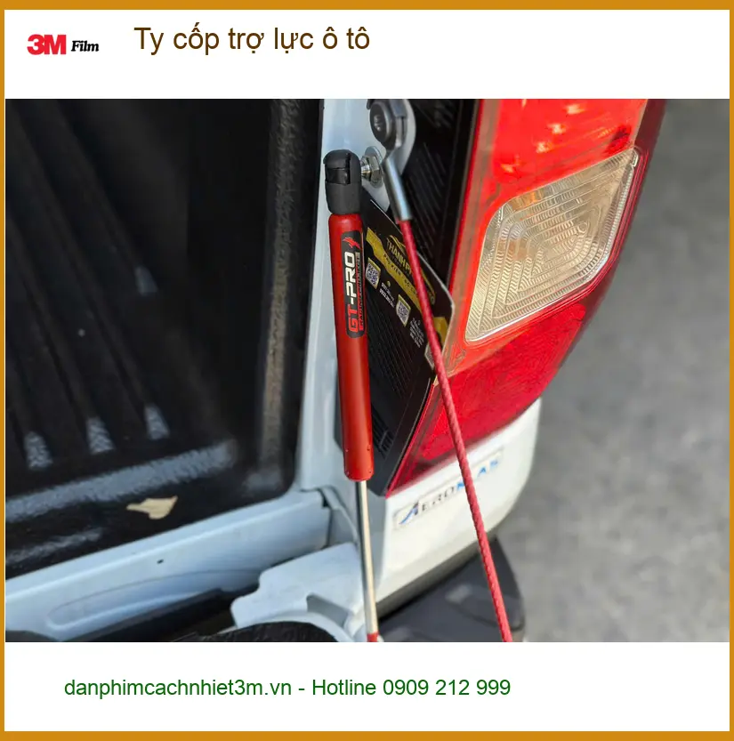 Anh Bách lắp ty cốp trợ lực ô tô cho Mitsubishi Outlander tại Quận 2 để tiện lấy đồ
