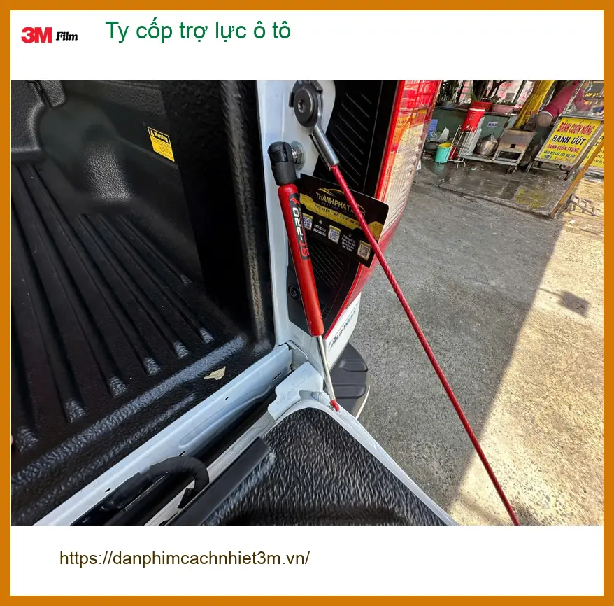 Anh Bách lắp ty cốp trợ lực ô tô cho Mitsubishi Outlander tại Quận 2 để tiện lấy đồ ảnh thực tế 4