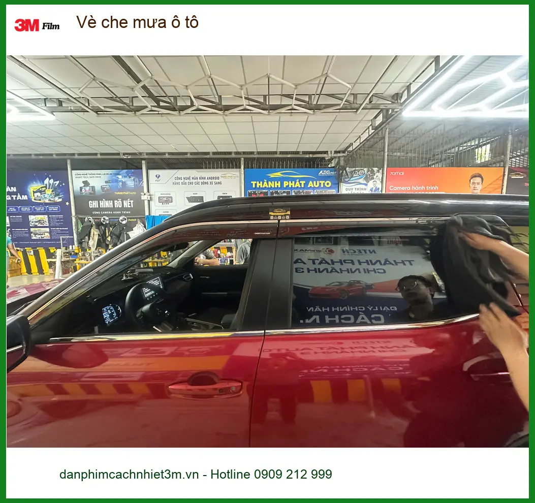 Anh Quang gắn vè che mưa ô tô cho Hyundai Accent tại Quận 2 tránh nước mưa hắt vào ảnh thực tế 3