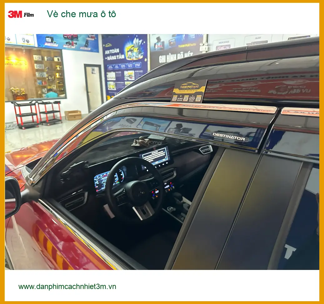Anh Khải lắp vè che mưa ô tô cho Mitsubishi Triton tại Bình Chánh để tránh nước bắn