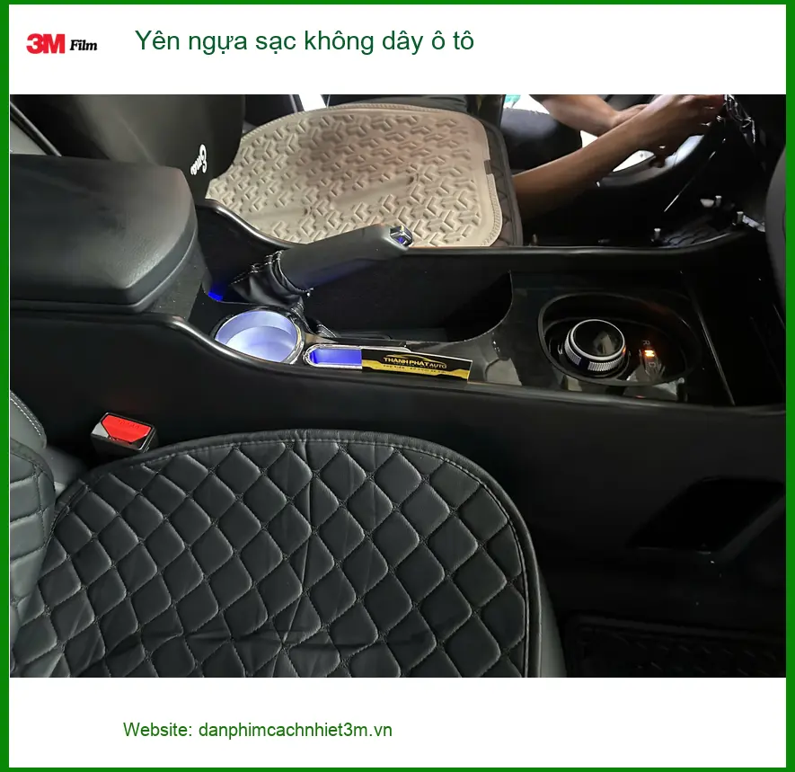 Chị Thảo lắp yên ngựa sạc không dây ô tô cho Mazda CX-5 tại Quận 12 tiện lợi