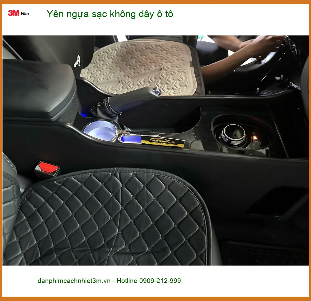 Chị Thư lắp yên ngựa sạc không dây ô tô cho Toyota Vios tại Củ Chi ảnh thực tế 2