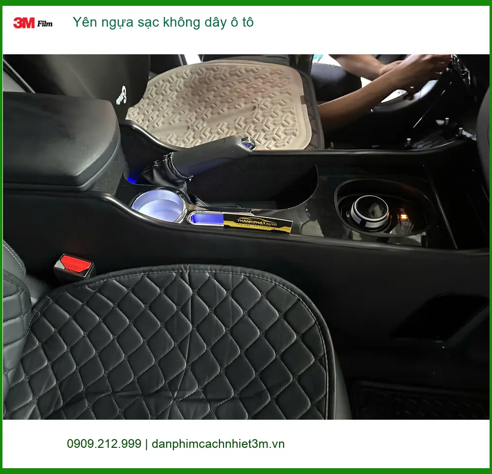 Anh Minh gắn yên ngựa sạc không dây ô tô Hyundai Accent ở Quận Tân Bình
