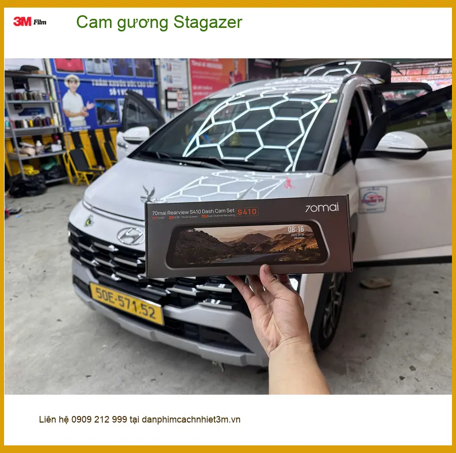 Chị Thảo lắp cam gương cho Hyundai Stargazer tại Quận 12 để tăng cường an toàn