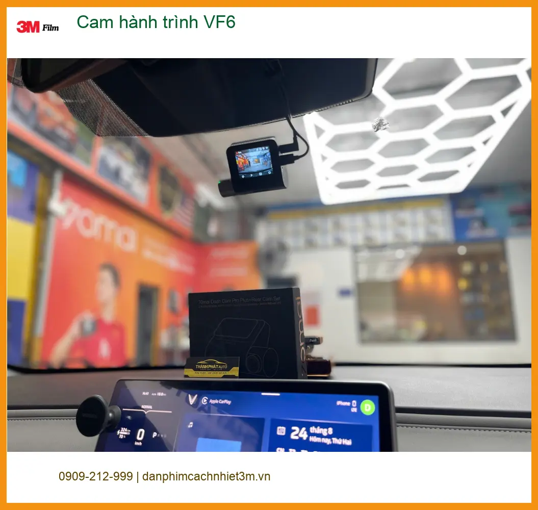 Anh Tuấn Kiệt lắp cam hành trình VinFast VF6 tại Quận 12 để ghi lại hành trình an toàn