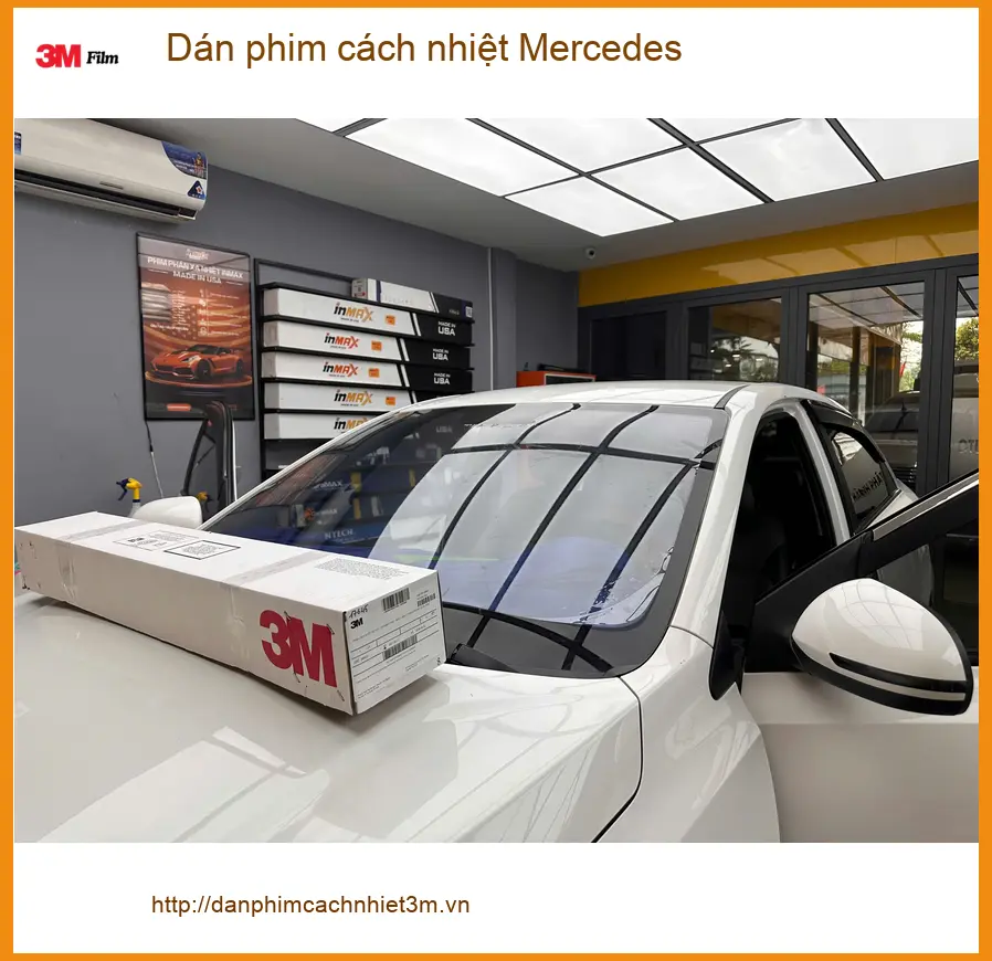 Chị Thảo dán phim cách nhiệt Mercedes E300 tại Quận 9 để xe mát hơn