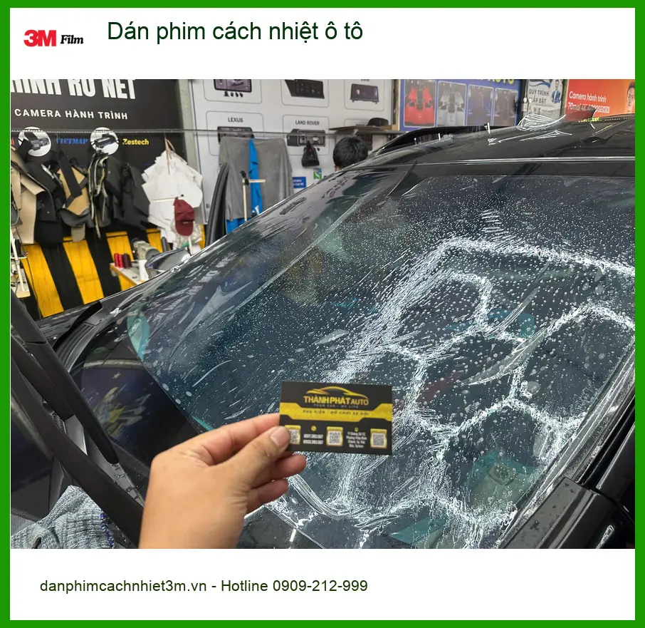 Chị Thảo dán phim cách nhiệt ô tô Hyundai Accent để chống nóng mùa hè tại Quận 12