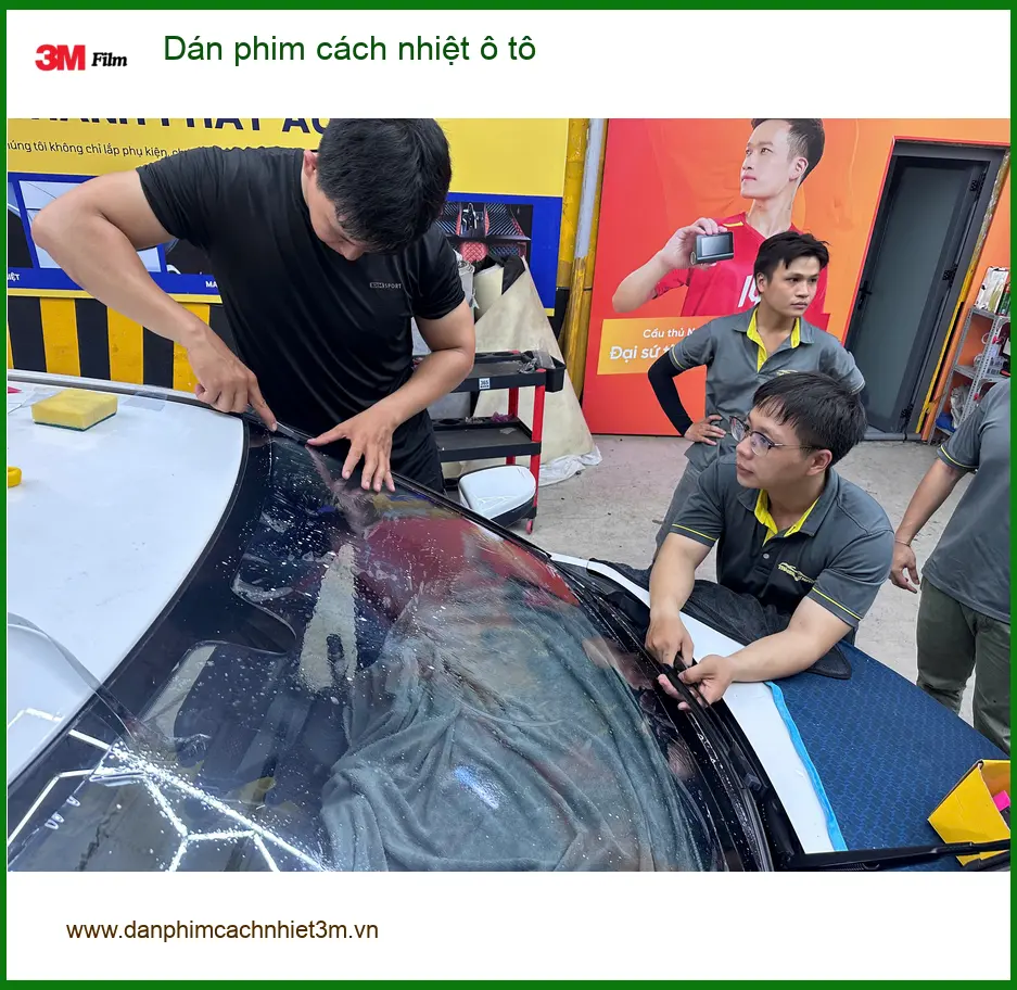 Anh Cường dán phim cách nhiệt ô tô Hyundai Creta tại Quận 12 để giảm nhiệt và bảo vệ nội thất xe ảnh thực tế 3