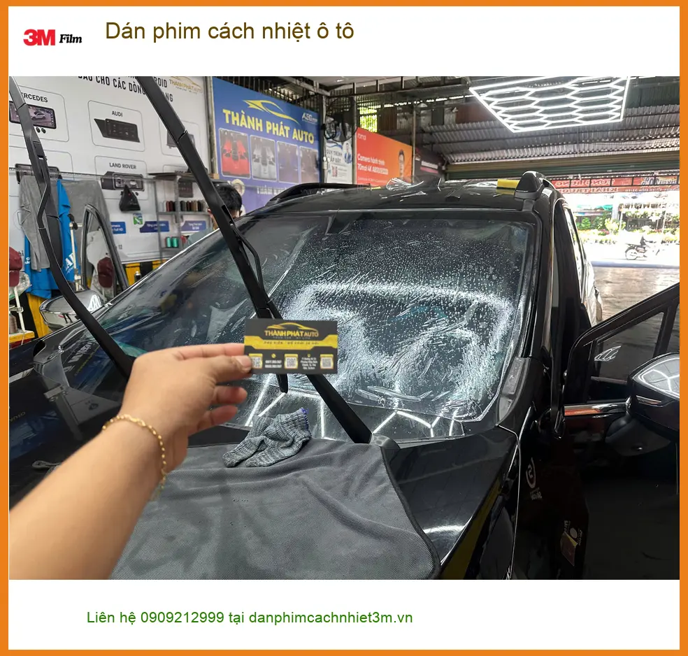 Chị Thảo dán phim cách nhiệt ô tô Hyundai Accent để chống nóng mùa hè tại Quận 12 ảnh thực tế 4