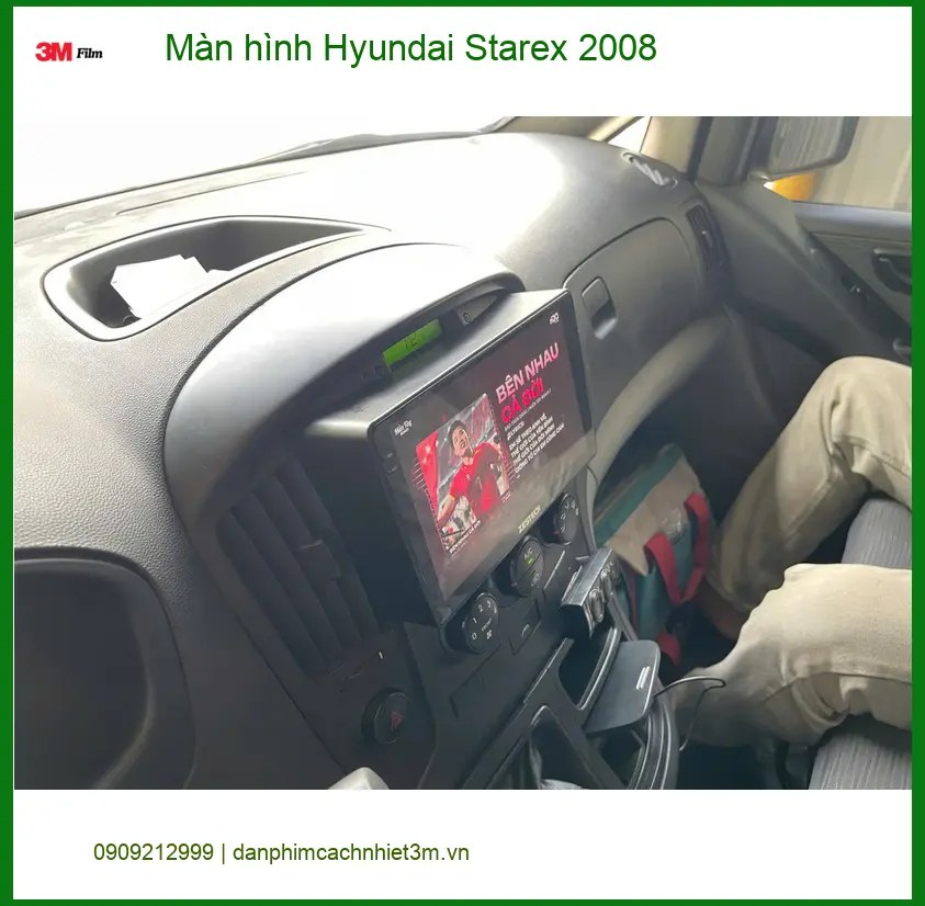 Chị Thư lắp màn hình Hyundai Starex 2008 tại Quận 12 để nâng cấp trải nghiệm giải trí