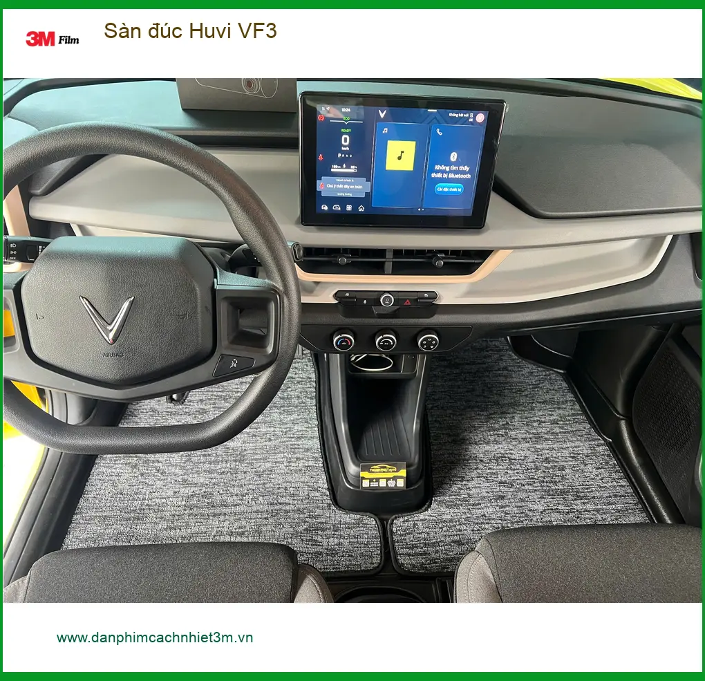 Chị An lắp Sàn đúc Huvi VF3 cho VinFast VF3 để nội thất xe luôn sạch đẹp tại Quận Thủ Đức