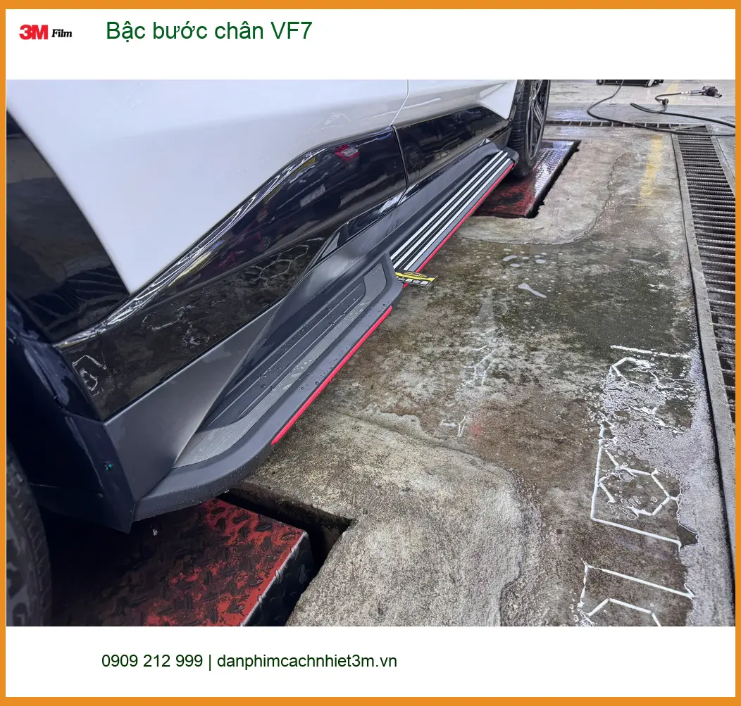Anh Long lắp bậc bước chân VF7 tại Quận 9 cho gia đình lên xuống xe dễ hơn